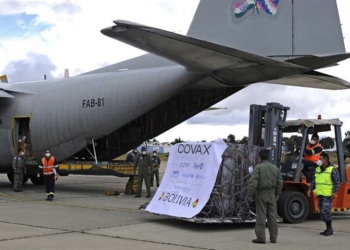 Bolivia recibe cerca de 600.000 dosis de vacuna contra el COVID-19 donados por España