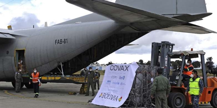 Bolivia recibe cerca de 600.000 dosis de vacuna contra el COVID-19 donados por España