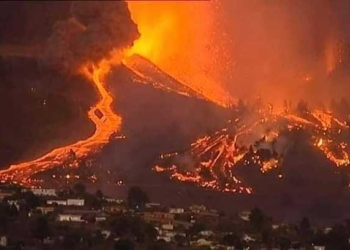 Lava del volcán de la isla española de La Palma llega a dos pueblos sin causar víctimas