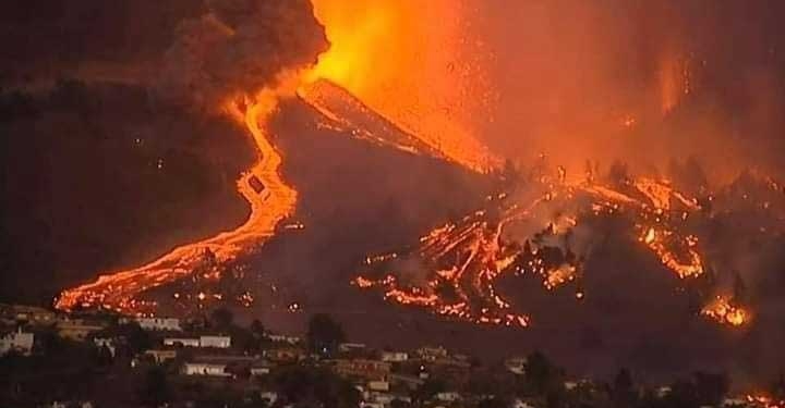 Lava del volcán de la isla española de La Palma llega a dos pueblos sin causar víctimas