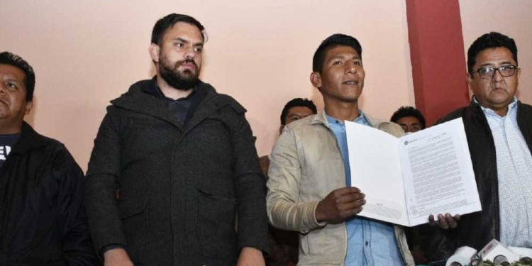 El ministro Eduardo Del Castillo, y el nuevo presidente de Adepcoca, Arnold Alanes | Foto: RRSS