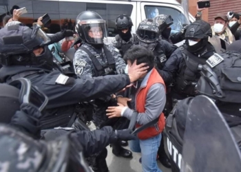Quisbert reducido por ocho policías de la UTOP cuando cubría el conflicto ADEPCOCA