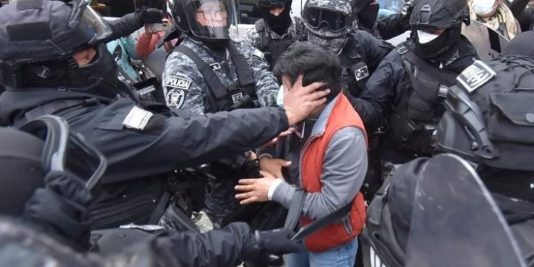 Quisbert reducido por ocho policías de la UTOP cuando cubría el conflicto ADEPCOCA