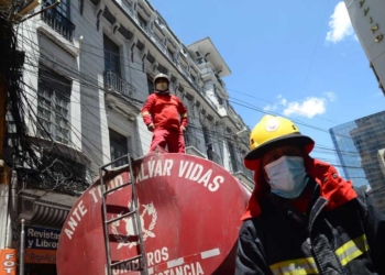 Bomberos logran controlar el incendio el Shopping Norte en la ciudad de La Paz