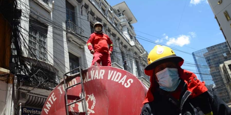 Bomberos logran controlar el incendio el Shopping Norte en la ciudad de La Paz