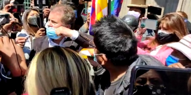 Masistas agreden a diputados de Comunidad Ciudadana