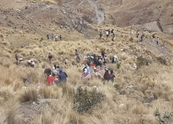 Al menos 21 fallecidos en fatal accidente de bus en Cochabamba
