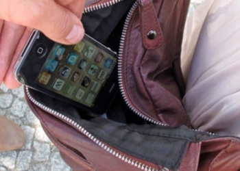 Roban dos mochilas con celulares en plena plaza principal de Yacuiba