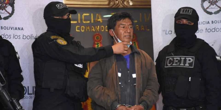 Lino Ch. R. de 56 años de edad es presentado como sospechoso de colocar un artefacto explosivo en la esquina de las calles Colón y Mercado