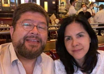 Empresario Doria Medina acompañada de su hermana Lourdes