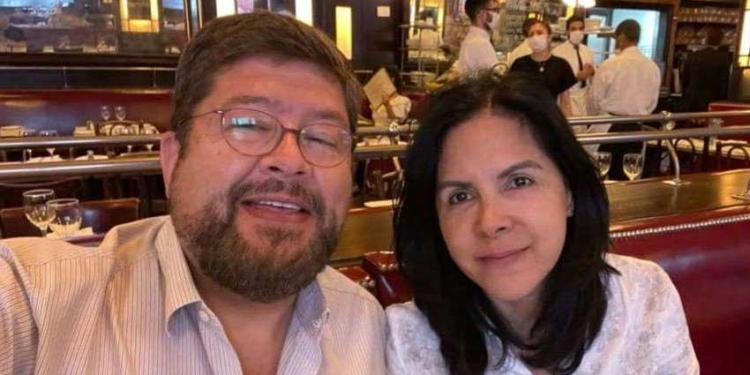 Empresario Doria Medina acompañada de su hermana Lourdes