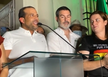 El gobernador de Santa Cruz, Luis Fernando Camacho, brinda un discurso. Foto:  RRSS