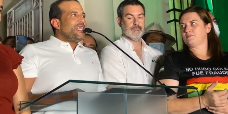 El gobernador de Santa Cruz, Luis Fernando Camacho, brinda un discurso. Foto:  RRSS