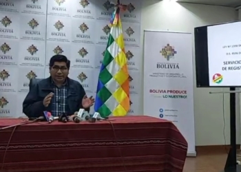 El ministro de de Desarrollo Productivo y Economía Plural, Néstor Huanca, en rueda de prensa.
