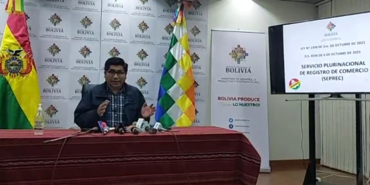 El ministro de de Desarrollo Productivo y Economía Plural, Néstor Huanca, en rueda de prensa.