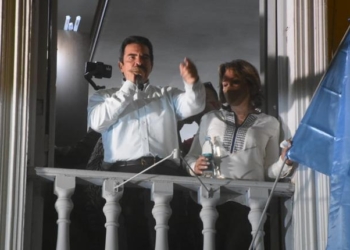 El alcalde Manfred Reyes Villa en el balcón del edificio edil. | José Rocha
El alcalde Manfred Reyes Villa se dirige a la multitud.  | José Rocha
El alcalde Manfred Reyes Villa se dirige a la multitud. | José Rocha