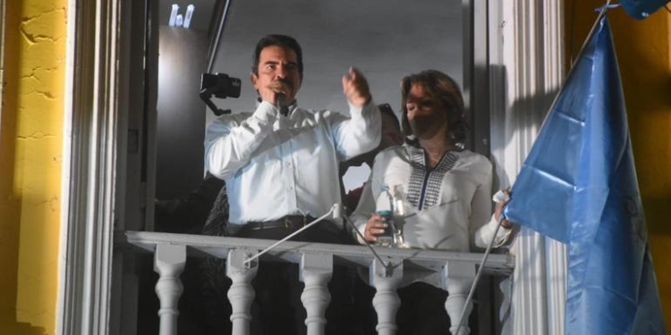 El alcalde Manfred Reyes Villa en el balcón del edificio edil. | José Rocha
 El alcalde Manfred Reyes Villa se dirige a la multitud.  | José Rocha
El alcalde Manfred Reyes Villa se dirige a la multitud. | José Rocha