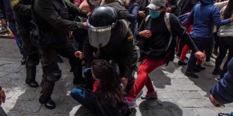 El alcalde de La Paz deploró que en el Día de la Mujer Boliviana “grupos paramilitares del MAS”, con el apoyo de efectivos policiales, golpearan a mujeres en las protestas pacíficas.