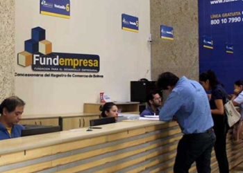 Luis Arce promulga Ley de Registro de Comercio