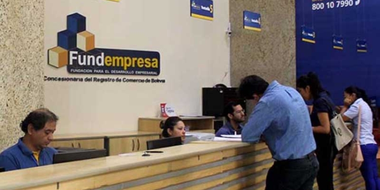 Luis Arce promulga Ley de Registro de Comercio