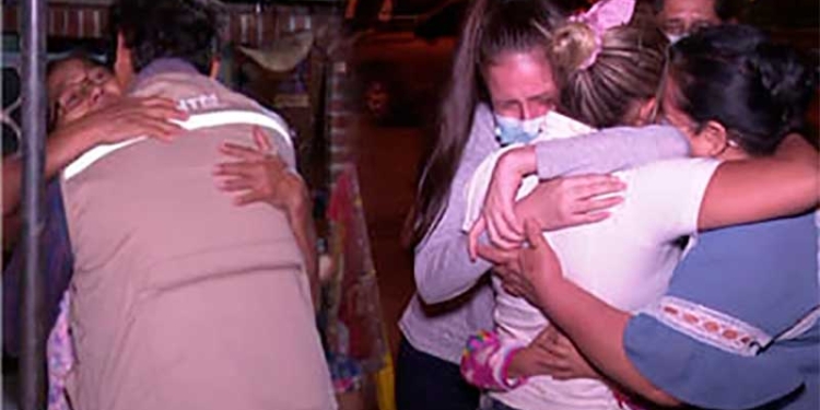 Periodistas retornaron con sus familias en Santa Cruz luego de haber vivido una dura experiencia
Silvia Gómez y Sergio Martínez fueron recibidos por sus familias luego de permanecer por más de siete horas retenidos por un grupo de personas armadas.