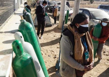 Personas esperan para rellenar tanques de oxígeno en Cochabamba, Bolivia. - David Flores/dpa - Archivo