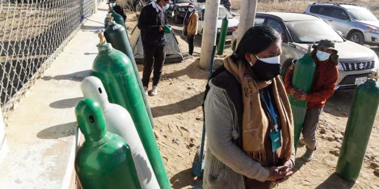 Personas esperan para rellenar tanques de oxígeno en Cochabamba, Bolivia. - David Flores/dpa - Archivo