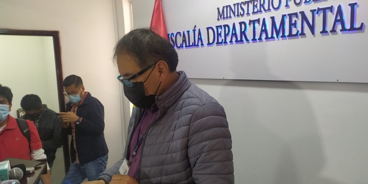 A pedido de Jesús Vera, activan alerta migratoria contra Revilla