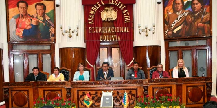 Entre gritos y golpes se ejecutó un golpe legislativo