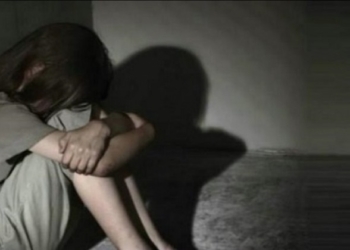 Fue violada desde niña por su padre y tuvo que abortar; la madre defiende al agresor