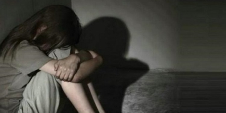 Fue violada desde niña por su padre y tuvo que abortar; la madre defiende al agresor