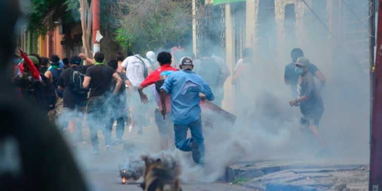 Las agresiones y enfrentamientos continuaron esta tarde en Tarija | Foto: Reynaldo Vargas-APG