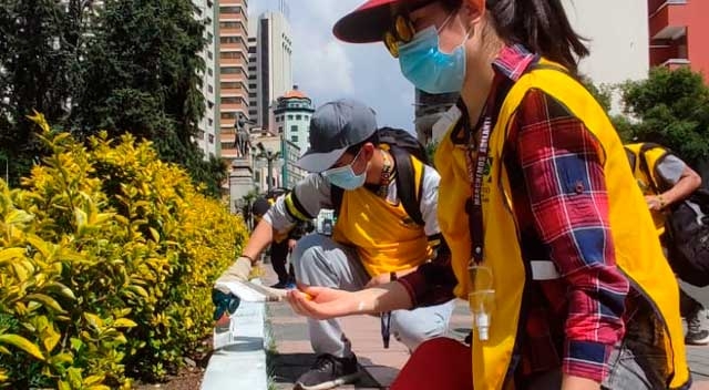 Voluntarios mormones limpian El Prado paceño