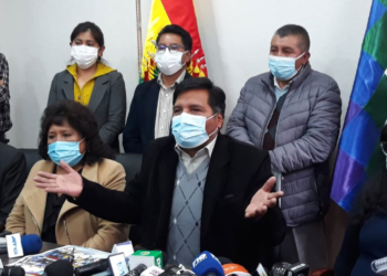 Quelca anunció su renuncia acompañados por sus seguidores. Foto: ERBOL.