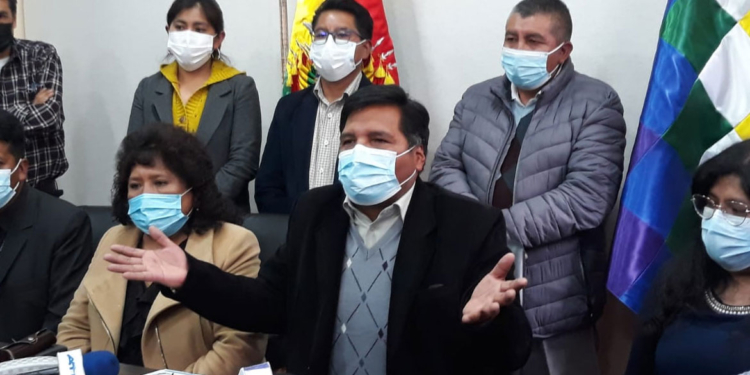 Quelca anunció su renuncia acompañados por sus seguidores. Foto: ERBOL.