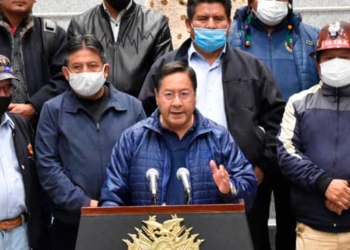 Presidente Arce junto al vicepresidente Choquehuanca y dirigentes de organizaciones afines al MAS