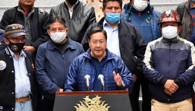 Presidente Arce junto al vicepresidente Choquehuanca y dirigentes de organizaciones afines al MAS