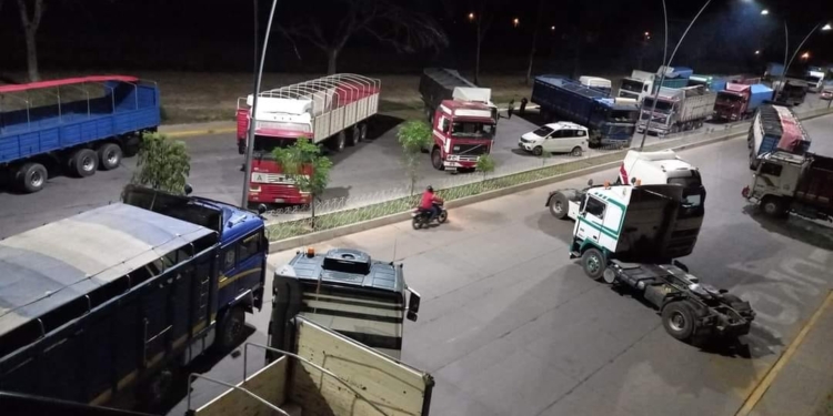 Sucre amanece bloqueada por transporte pesado