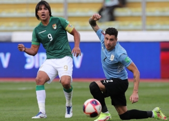 Bolivia vence a Uruguay 3-0 y mantiene viva la opción de clasificación