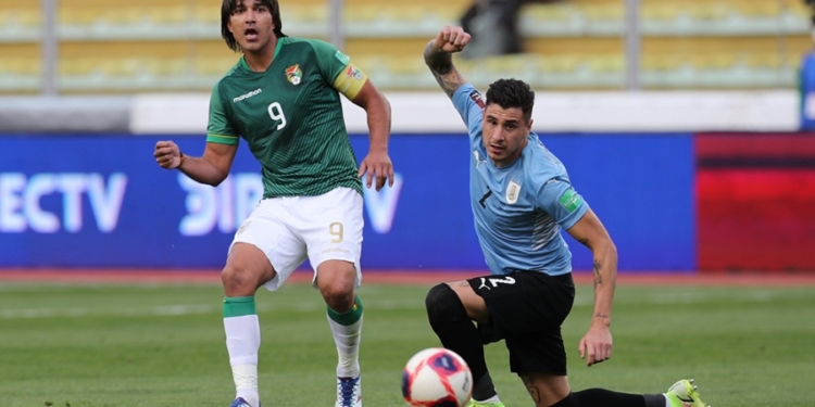 Bolivia vence a Uruguay 3-0 y mantiene viva la opción de clasificación
