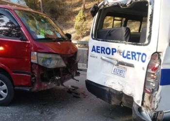 Colisión múltiple en la autopista La Paz – El Alto deja 11 vehículos afectados y varios heridos