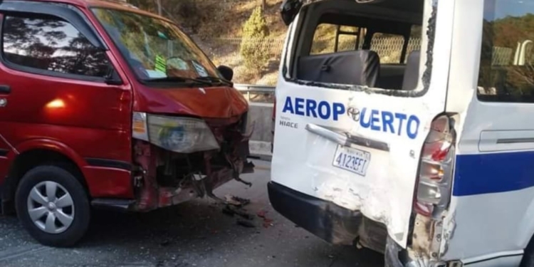 Colisión múltiple en la autopista La Paz – El Alto deja 11 vehículos afectados y varios heridos