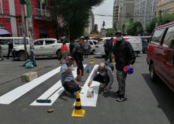 La señalización de calles es asumida por extranjeros, trabajo que debe hacer la Alcaldía paceña, opinaron. Foto: EL DIARIO