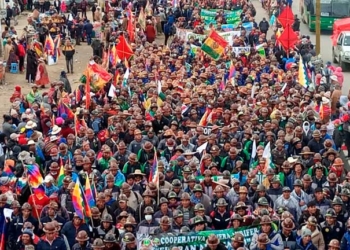 Servidores públicos y aliados corporativos salen obligados a reforzar la marcha masista