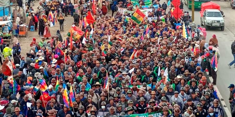 Servidores públicos y aliados corporativos salen obligados a reforzar la marcha masista