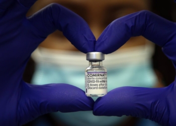 05-12-2021 05 December 2021, United Kingdom, London: A health worker holds a vial containing Pfizer/BioNTech COVID-19 booster vaccine. People are urged to get a COVID-19 booster jab to limit the spread of the Omicron variant. Photo: Dinendra Haria/SOPA Images via ZUMA Press Wire/dpa
POLITICA INTERNACIONAL
Dinendra Haria/SOPA Images via Z / DPA