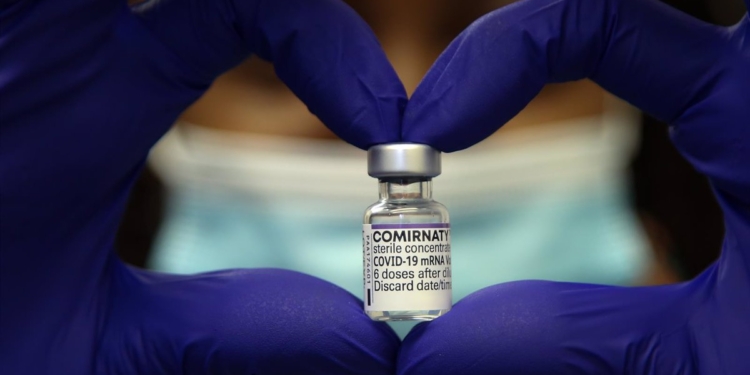 05-12-2021 05 December 2021, United Kingdom, London: A health worker holds a vial containing Pfizer/BioNTech COVID-19 booster vaccine. People are urged to get a COVID-19 booster jab to limit the spread of the Omicron variant. Photo: Dinendra Haria/SOPA Images via ZUMA Press Wire/dpa
POLITICA INTERNACIONAL
Dinendra Haria/SOPA Images via Z / DPA