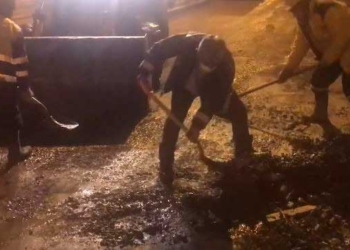 Alcalde de La Paz lideró limpieza de escombros esta madrugada en Av. Costanera