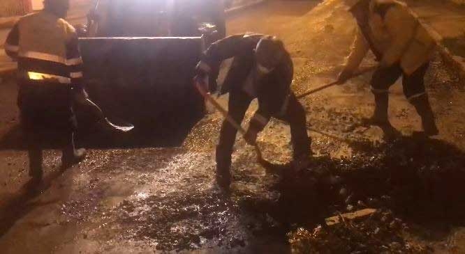 Alcalde de La Paz lideró limpieza de escombros esta madrugada en Av. Costanera