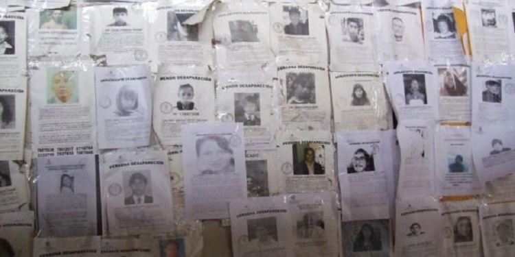 El muro de los desaparecidos que se expone en cada terminal de buses | Foto: Visor Bolivia